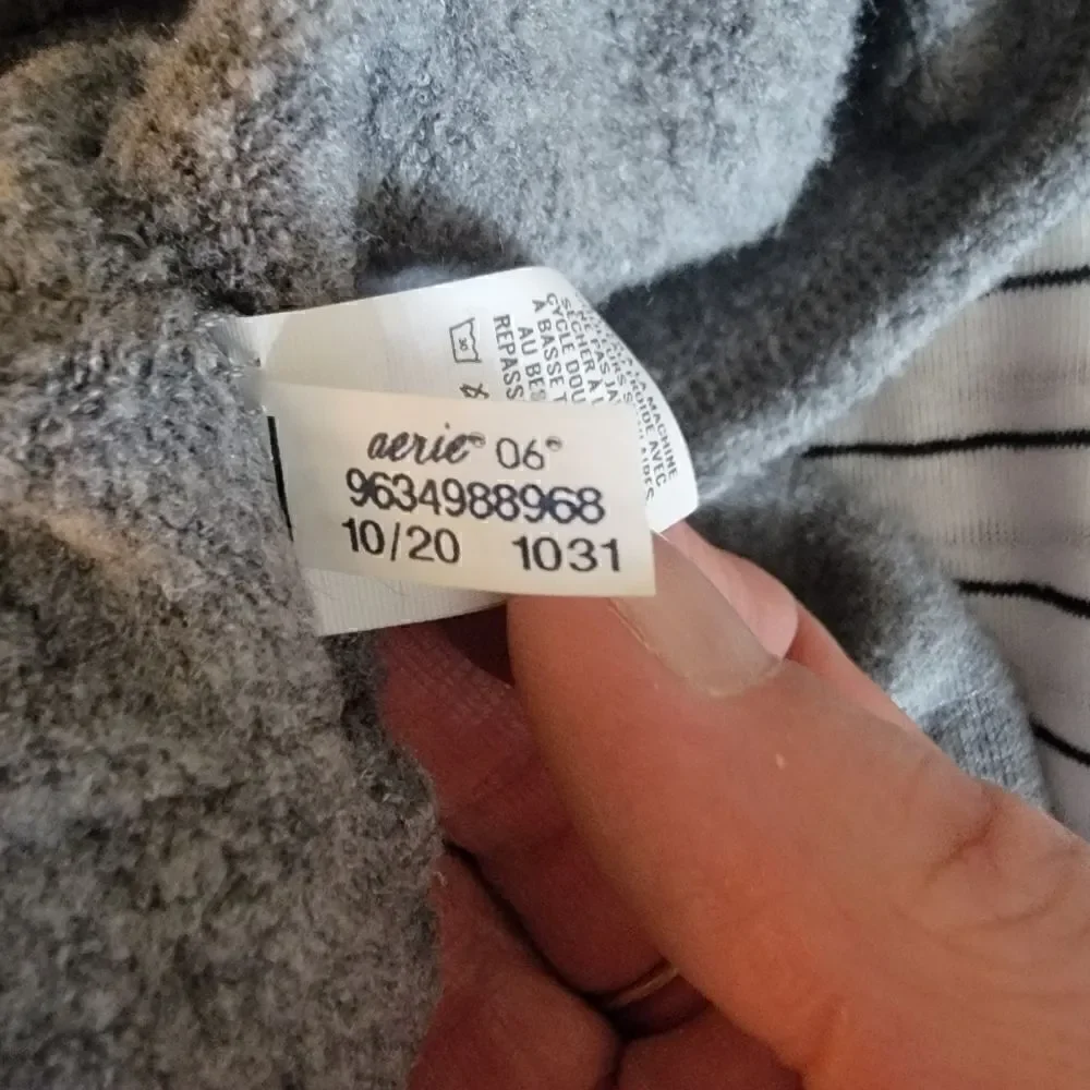 Aerie Cropped Sweatshirt with Stars Throughout. Size XL.